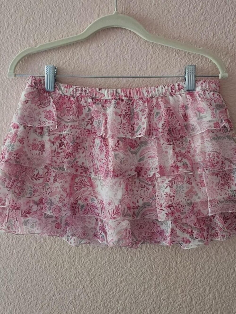 Hollister Co. pink and white floral ruffle mini skirt